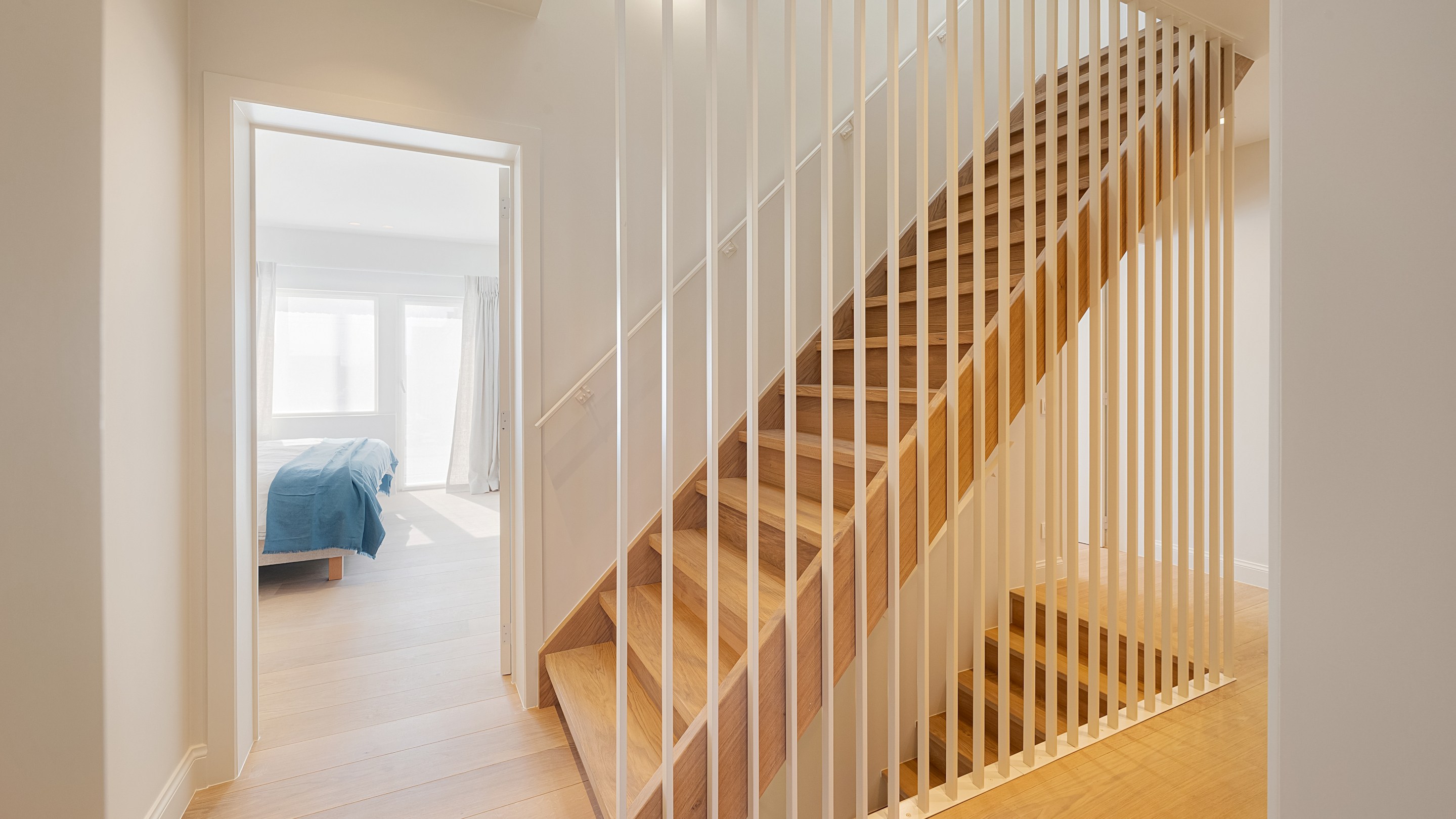 Op een uitmuntende locatie in Duinbergen, op wandelafstand van het strand en de duinen, bevindt zich deze prachtig en hoogwaardig gerenoveerde koppelvilla. 
