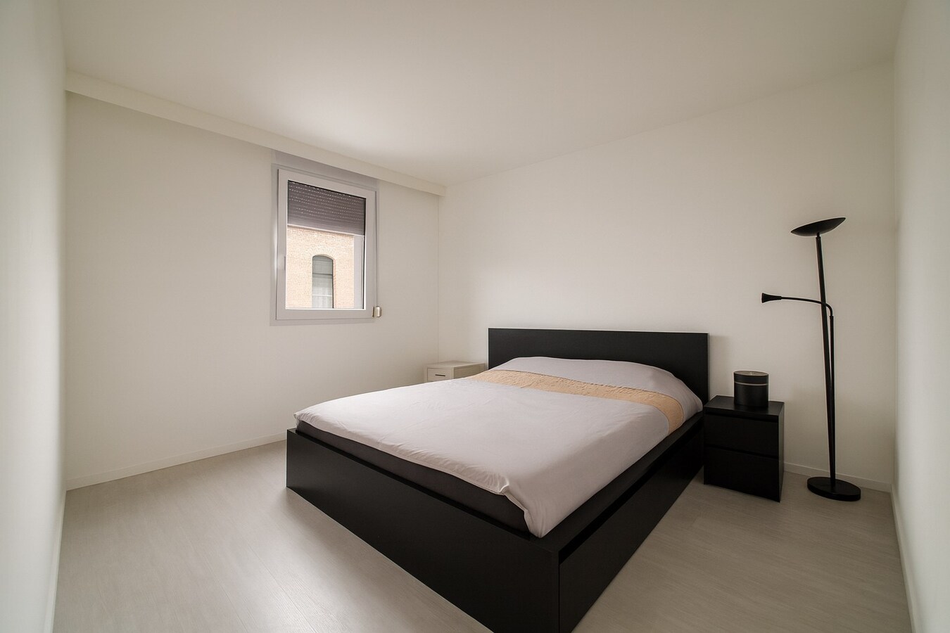 Te koop: Uitzonderlijk ruime stadswoning met 6 slaapkamers, garage en tuin in het hart van Sint-Niklaas! 