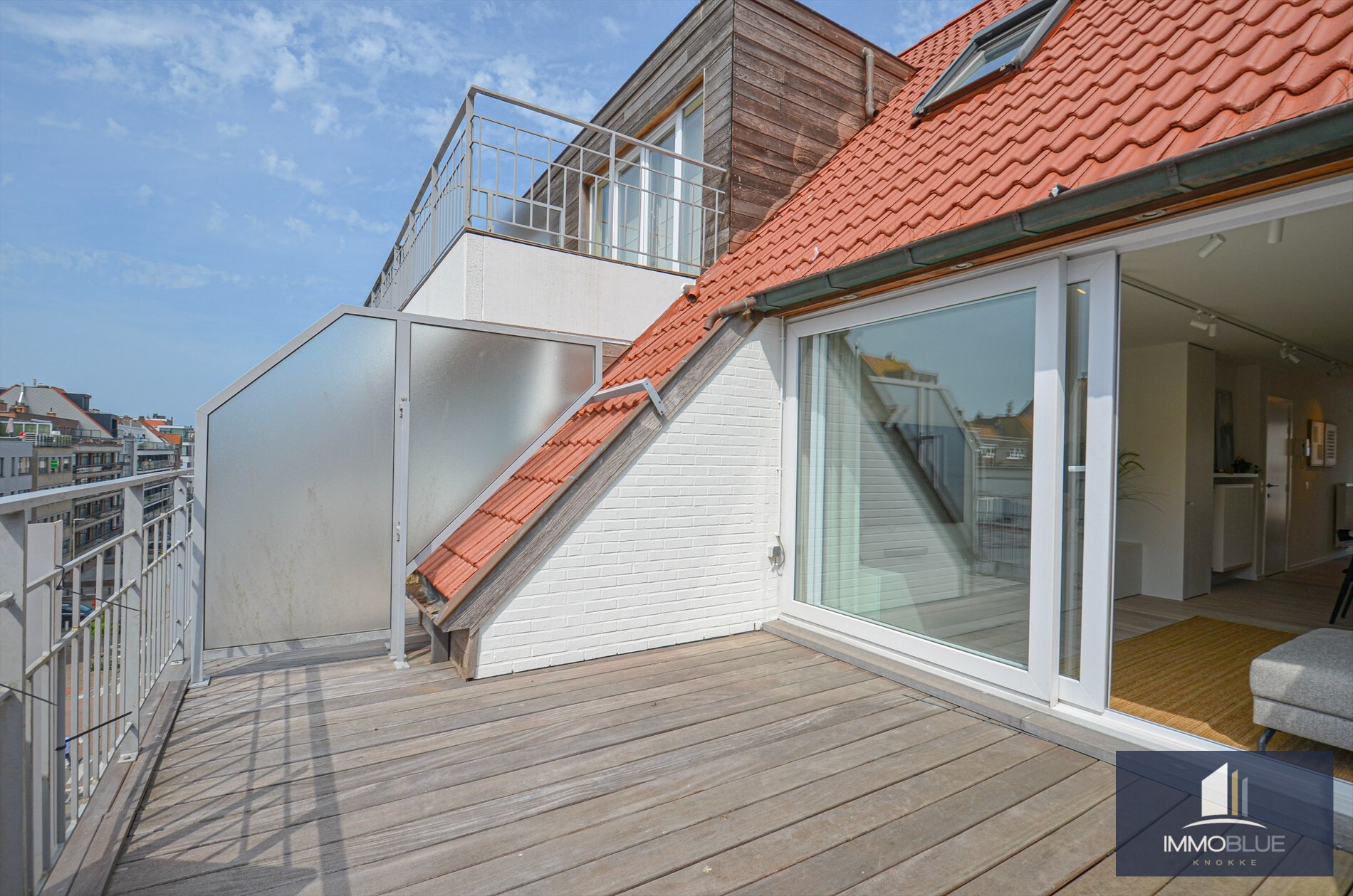 Appartement entièrement rénové avec deux grandes terrasses. 