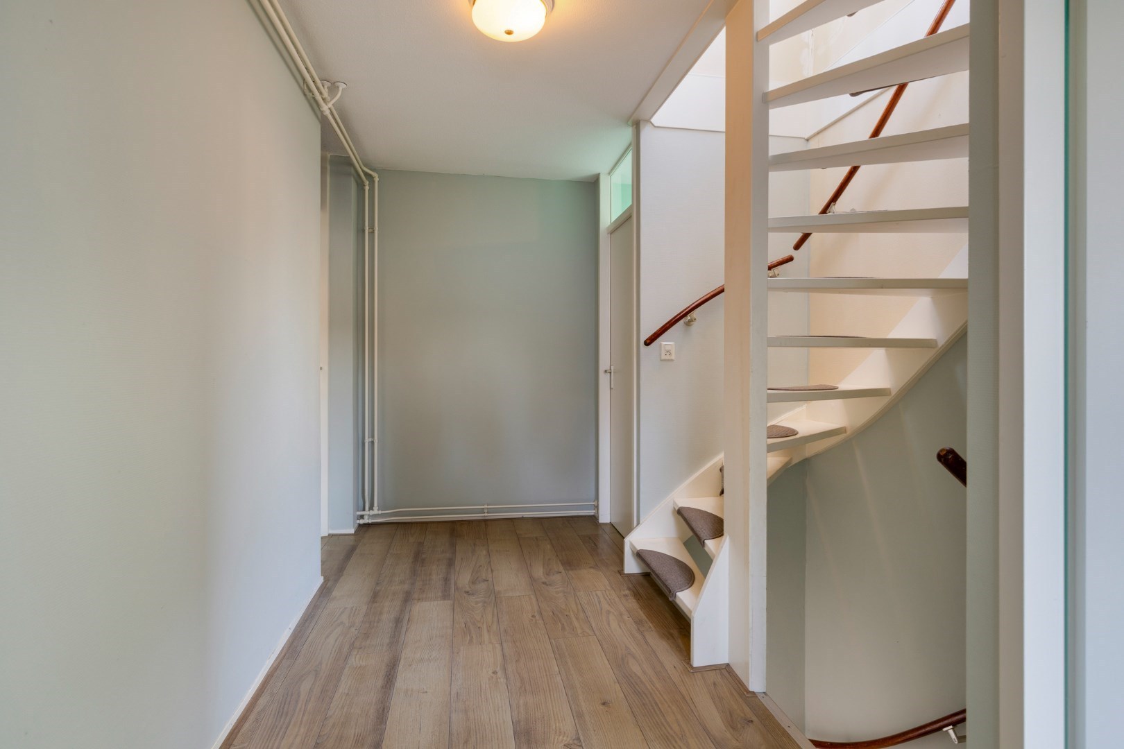 Royale hoek-eengezinswoning met 155 m² wooncomfort en 5 kamers, riante tuin en dakterras. 