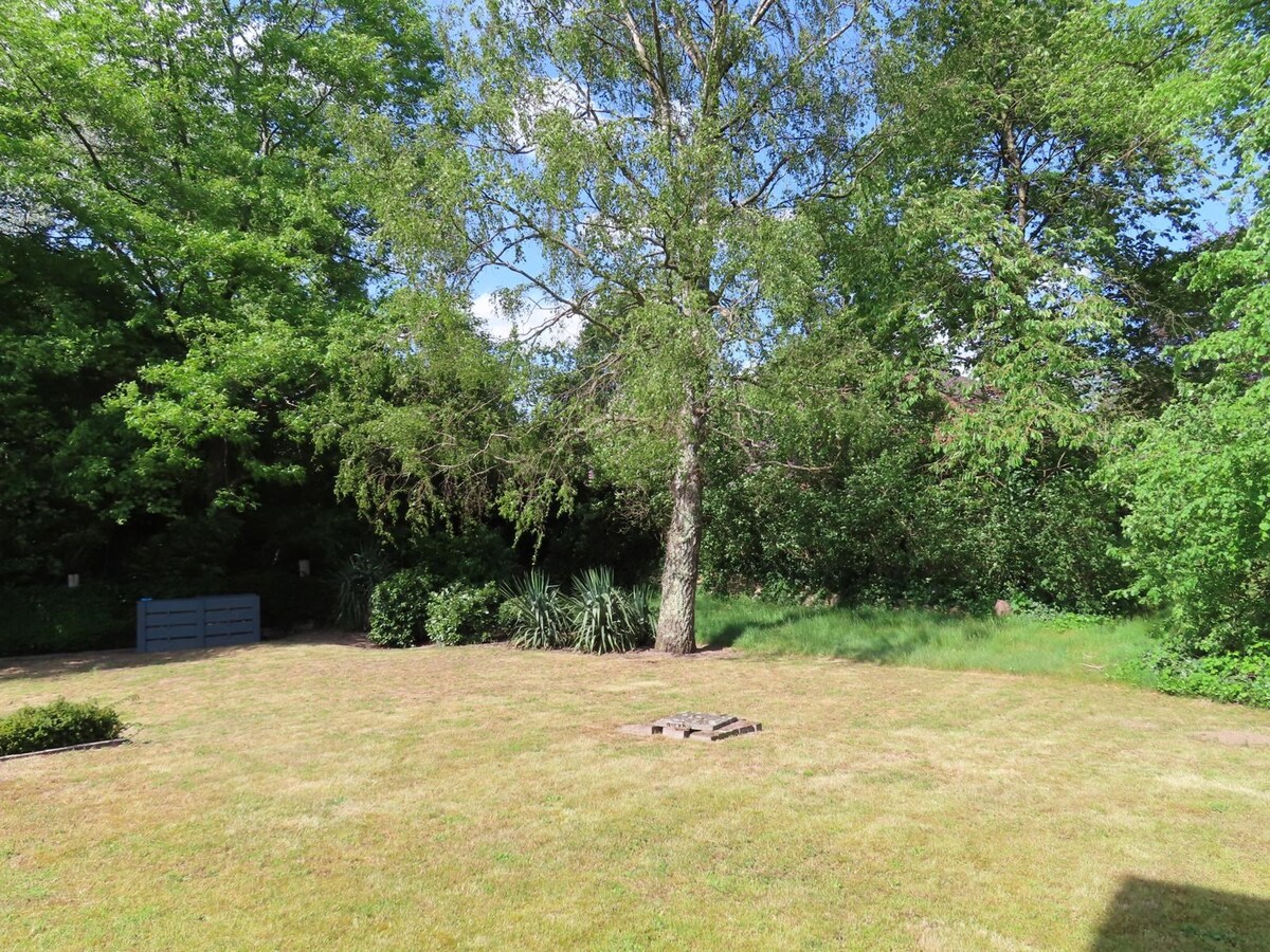 Prachtige villa, rustig gelegen te Houthalen. Dichtbij autosnelwegen en openbaar vervoer. Het centrum van Houthalen op 5 minuten en Hasselt op 15 minuten. 