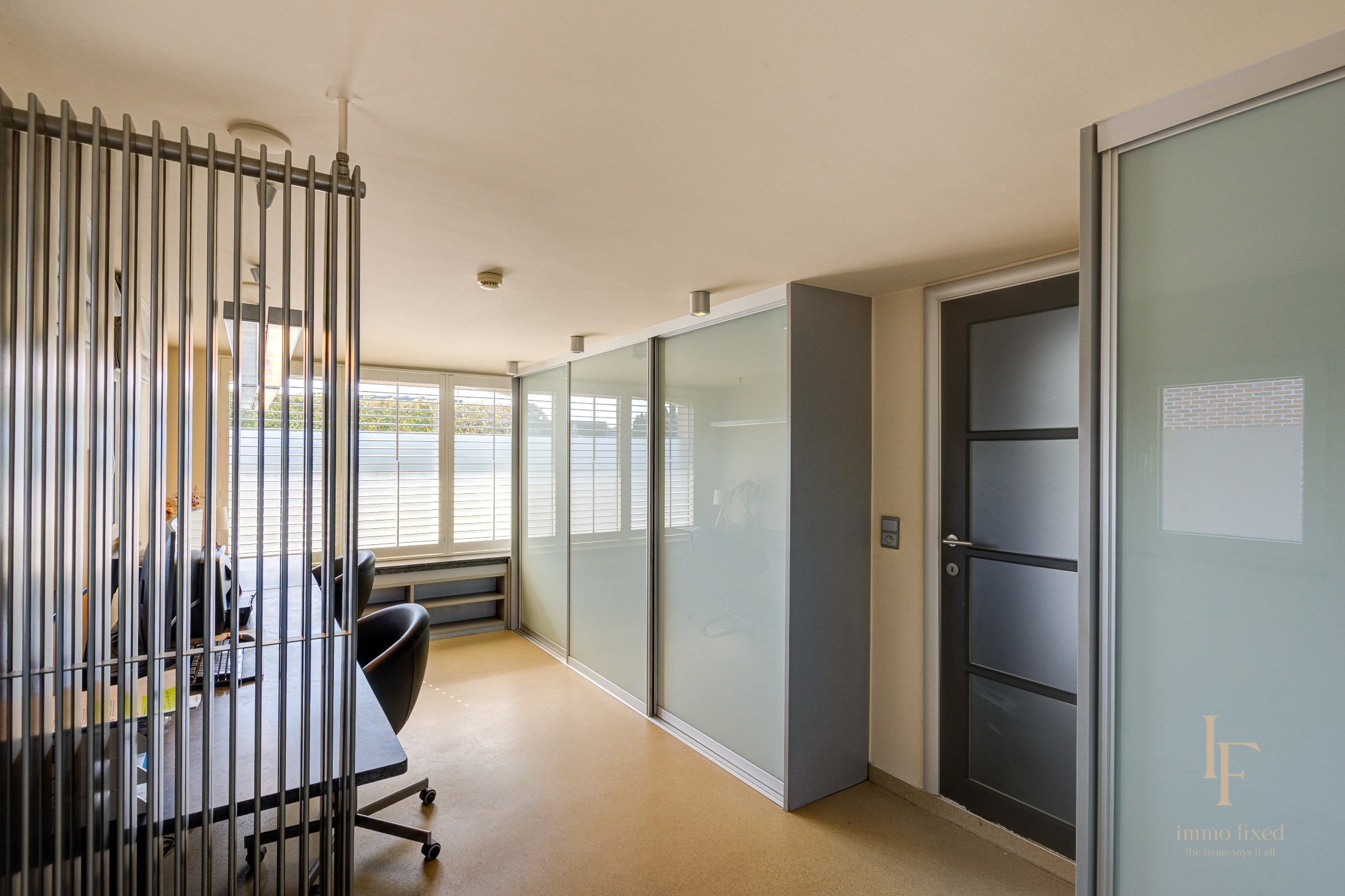 Villa met magazijn, garagebox en 12+ parkeerplaatsen te Kontich! 