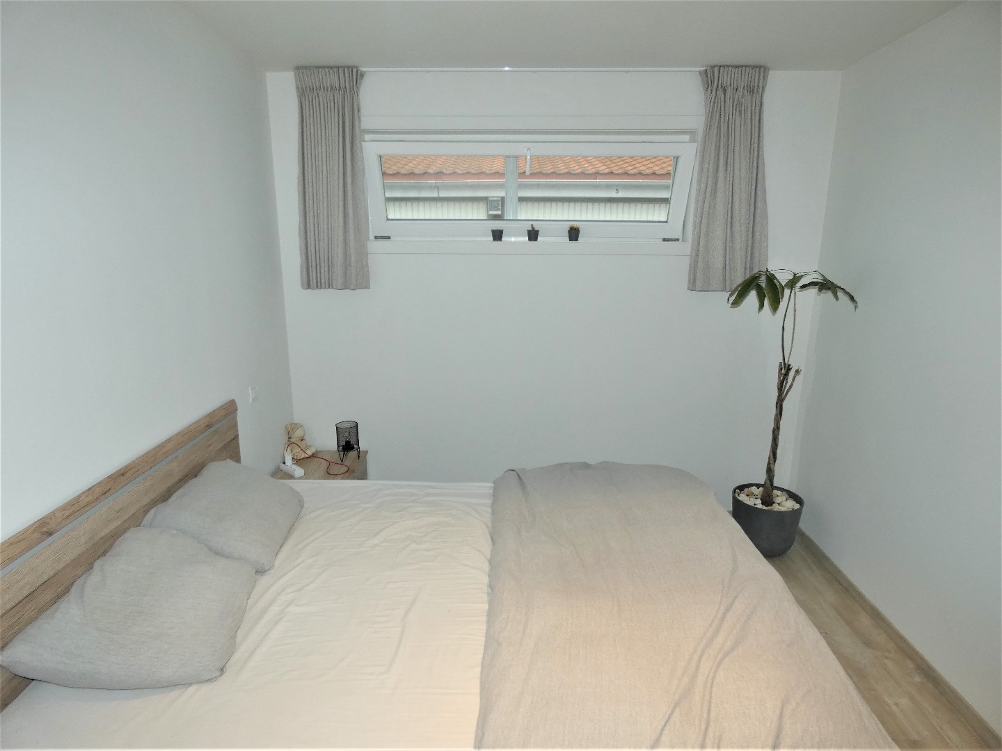 Gezellig appartement, gelijkvloers, met 1 slaapkamer en garage. 