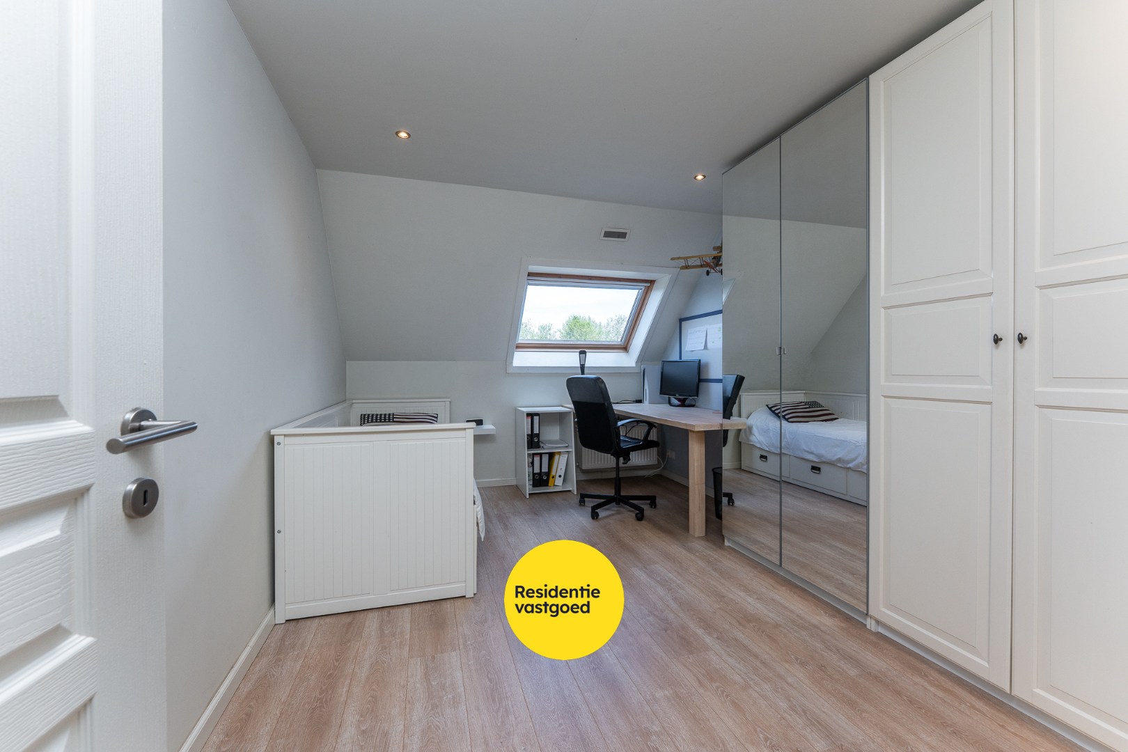 Exclusieve villa met zwembad en poolhouse in de nieuwe St-Annawijk te Sint-Andries 