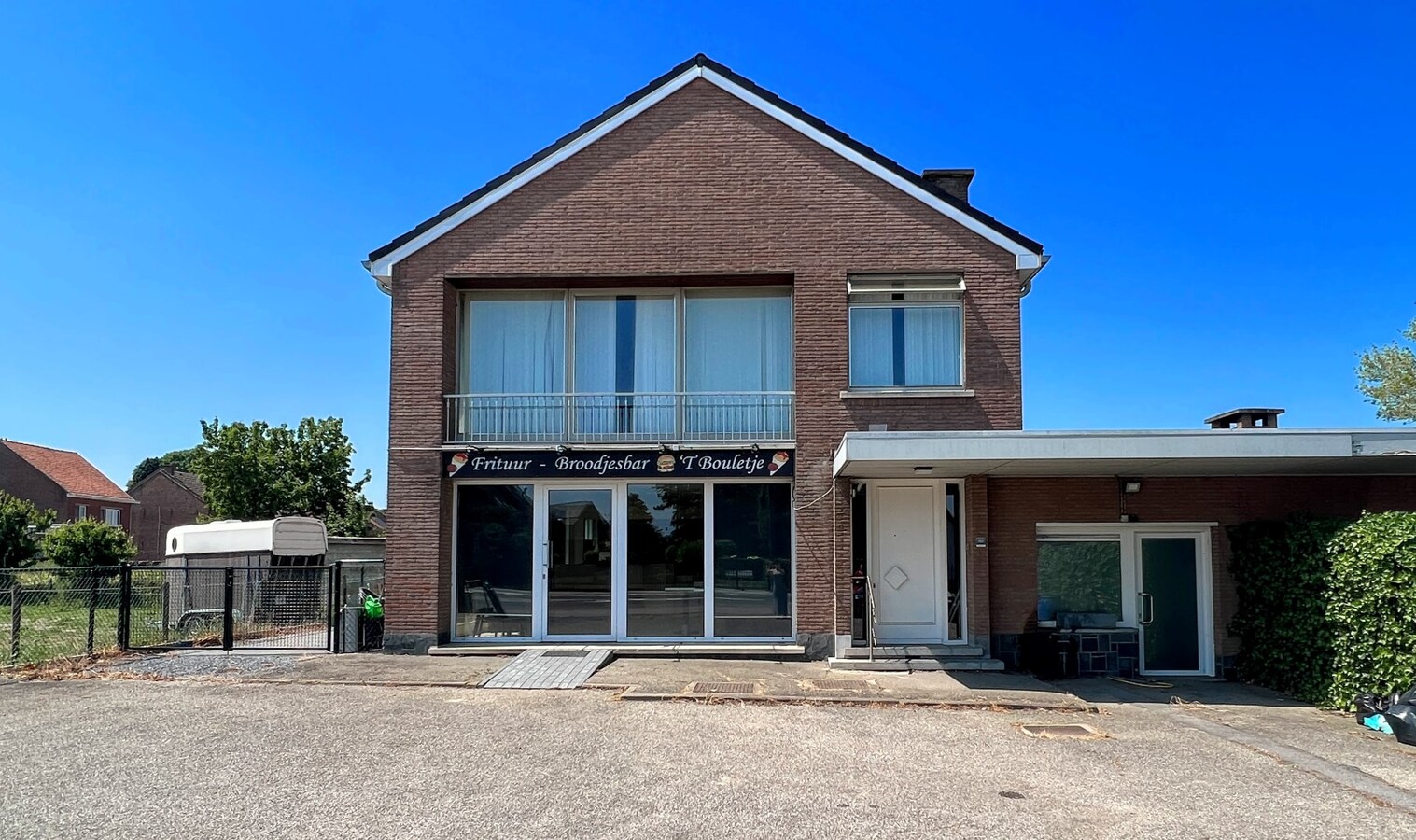 Handelspand met appartement op commerciële toplocatie 