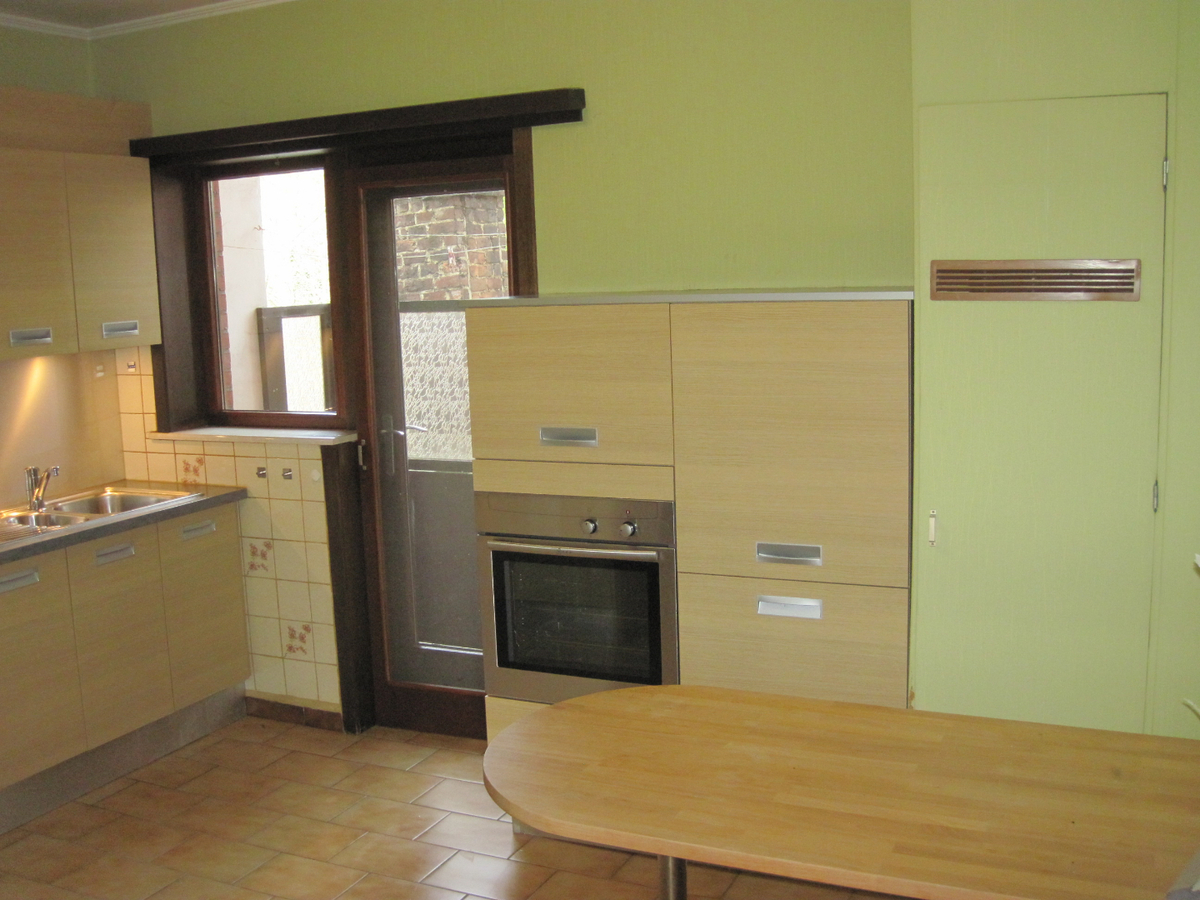 Ruim, lichtrijk appartement op de 1° verdieping. GEEN VASTE KOSTEN !! 