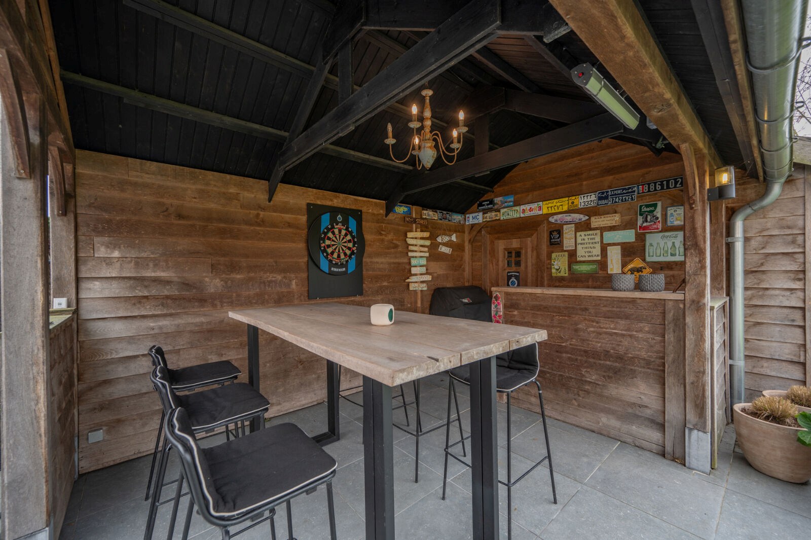 Prachtig gerenoveerde alleenstaande villa geniet van een uitstekende centrale ligging, op slechts enkele minuten van het centrum van Knokke. 