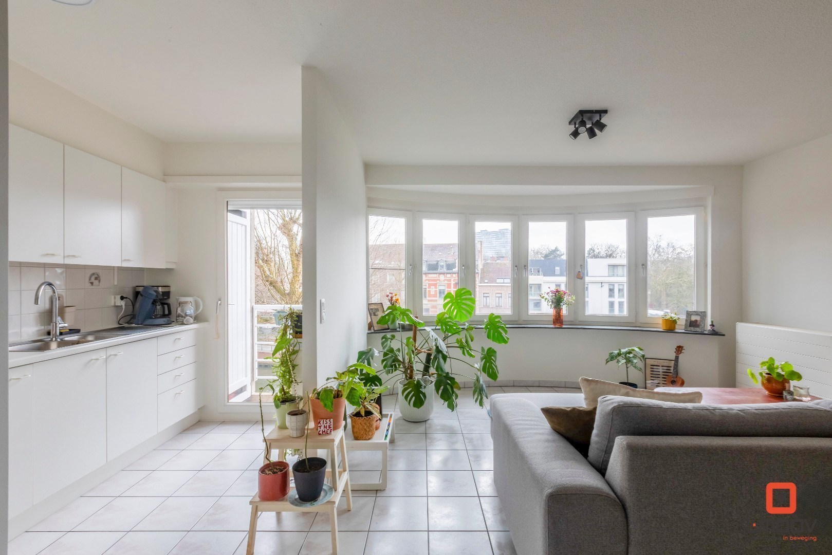 Lichtrijk tweeslaapkamer appartement met uniek waterzicht op Coupure Rechts 