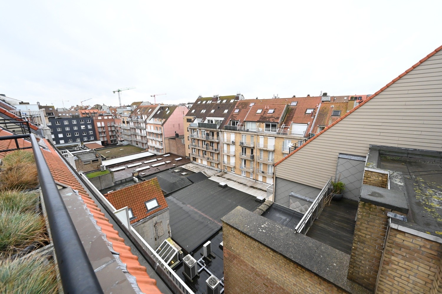 Ongemeubeld - Prachtig en UNIEK duplexappartement met 3 slpk. gelegen in het centrum van Knokke, met een facade van 10 meter en een open zicht op de Dumortierlaan. HUREN OP VENNOOTSCHAP MOGELIJK! 