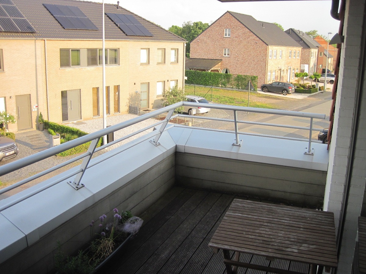 Eigentijds appartement op de 1° verdieping (met terras). Uitstekend gelegen. 