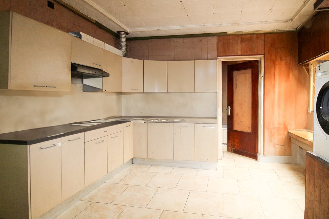 Unieke investeringskans: Halfopen bebouwing met garage, optie tot vijf slaapkamers en groot potentieel op toplocatie te koop in Waasmunster! 