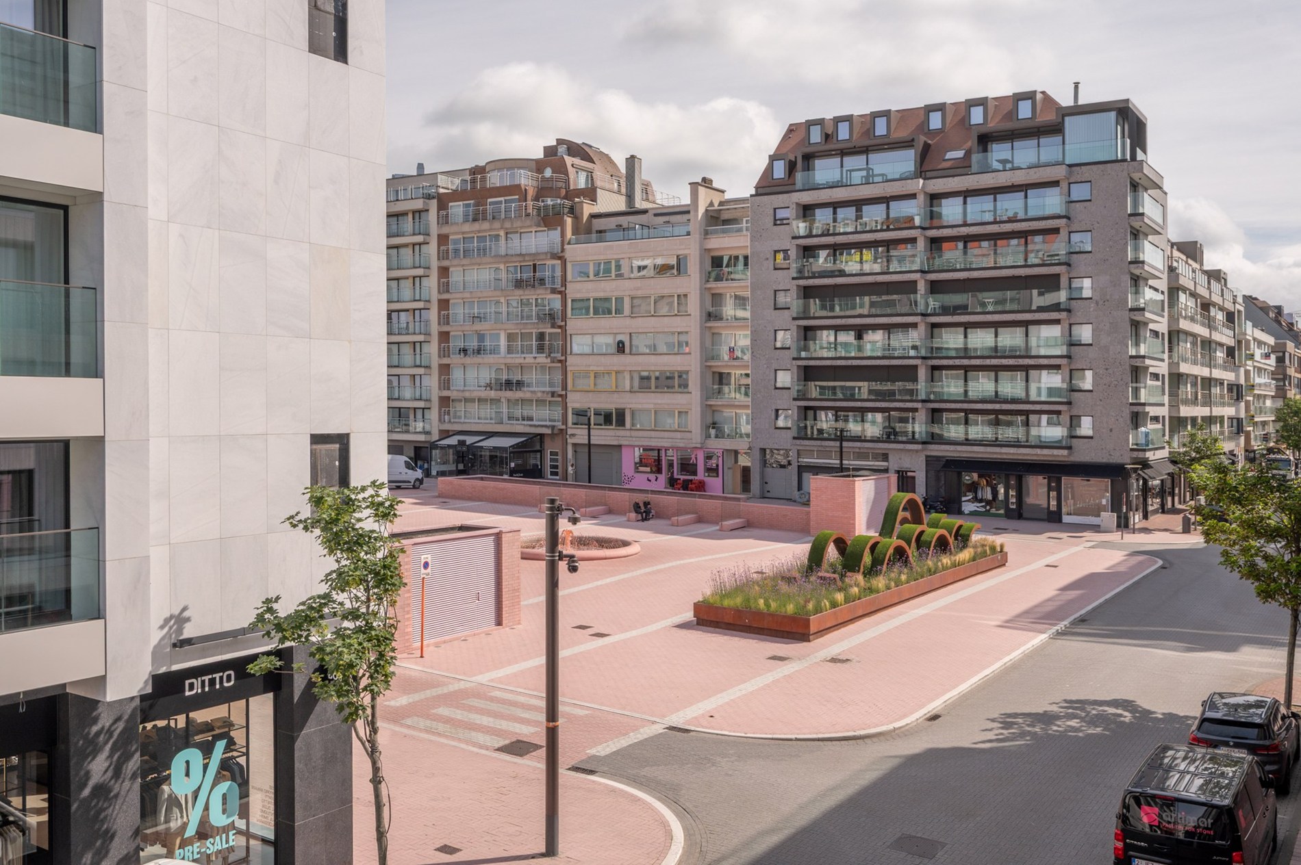 Appartement exclusivement rénové avec 3 chambres à vendre près de la plage d'Albert et de la place de la Lumière. 