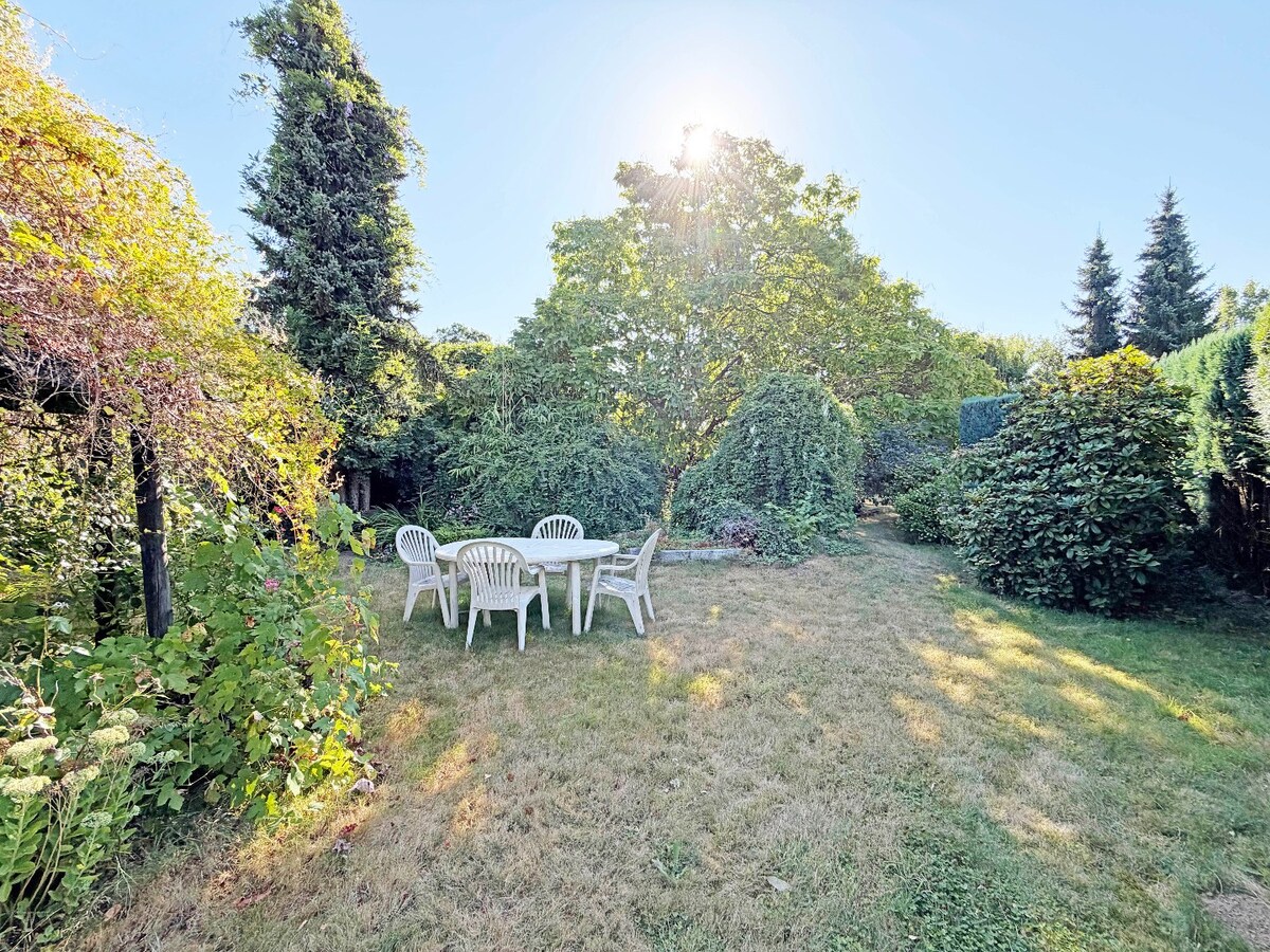 Ruime sixties villa op 3.630m² nabij dorpskern Steenhuize 