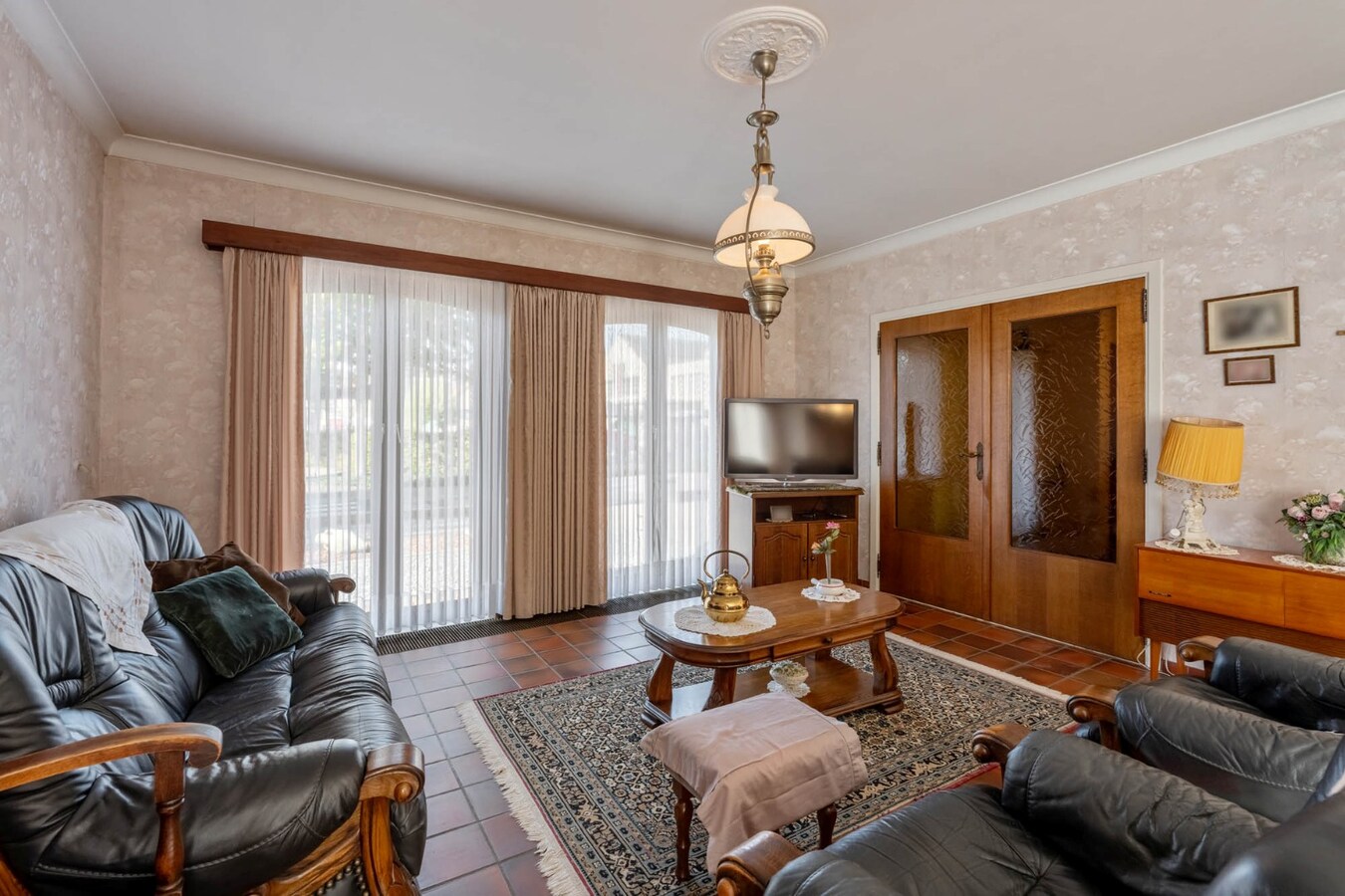 Gelijkvloerse, verzorgde woning gelegen op een perceel van 6a37ca, vlakbij het centrum, scholen, wandel- en fietsroutes 