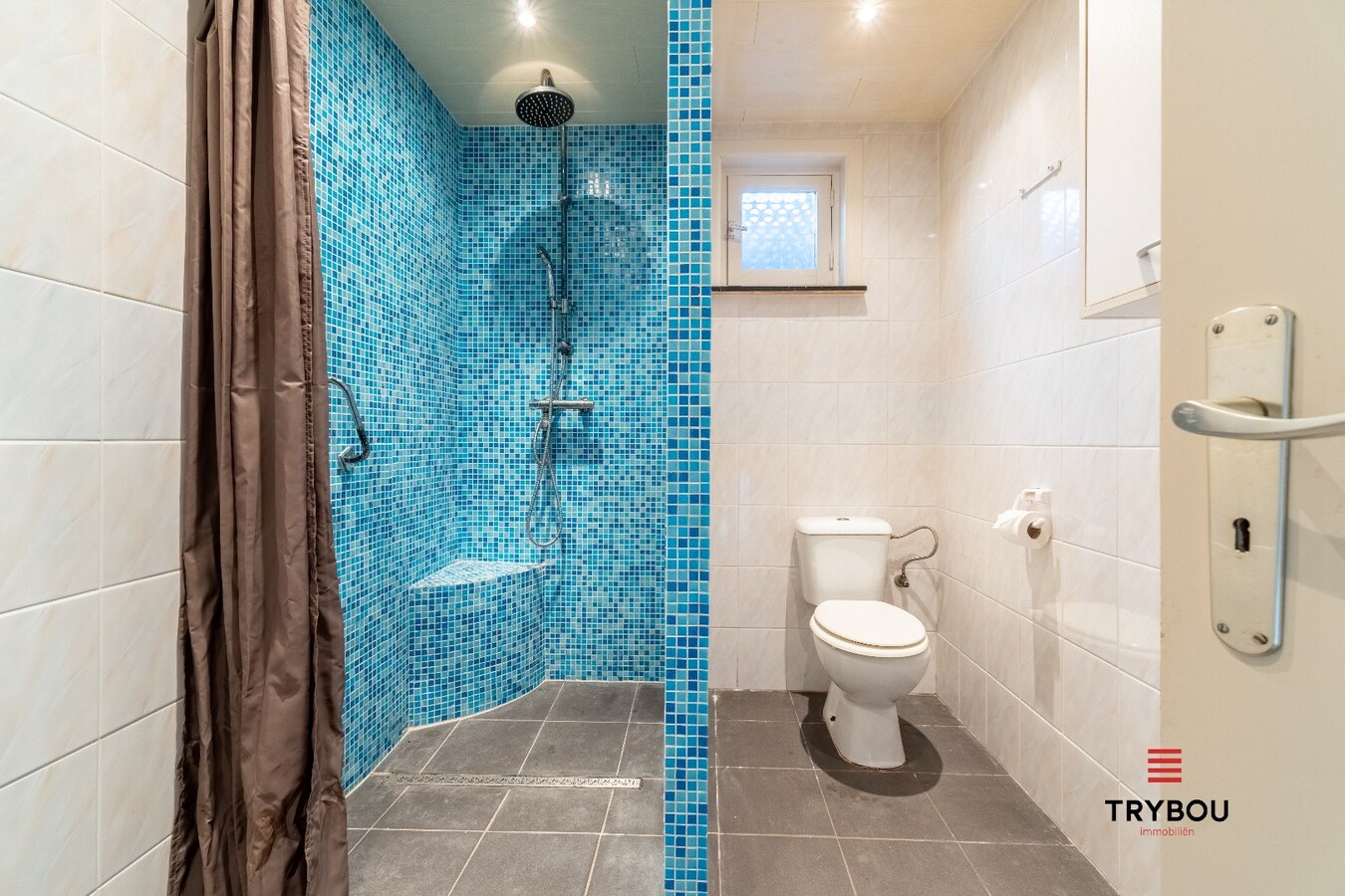 Gelijkvloerse woning met 2 garages in het centrum van Houthulst 