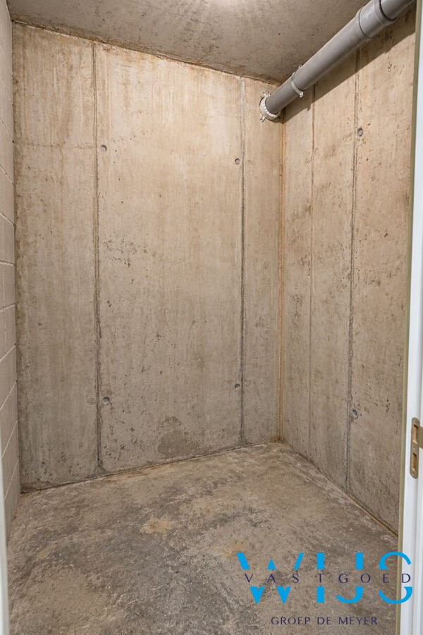 Recent verzorgd gelijkvloers appartement met garage en staanplaats ! 