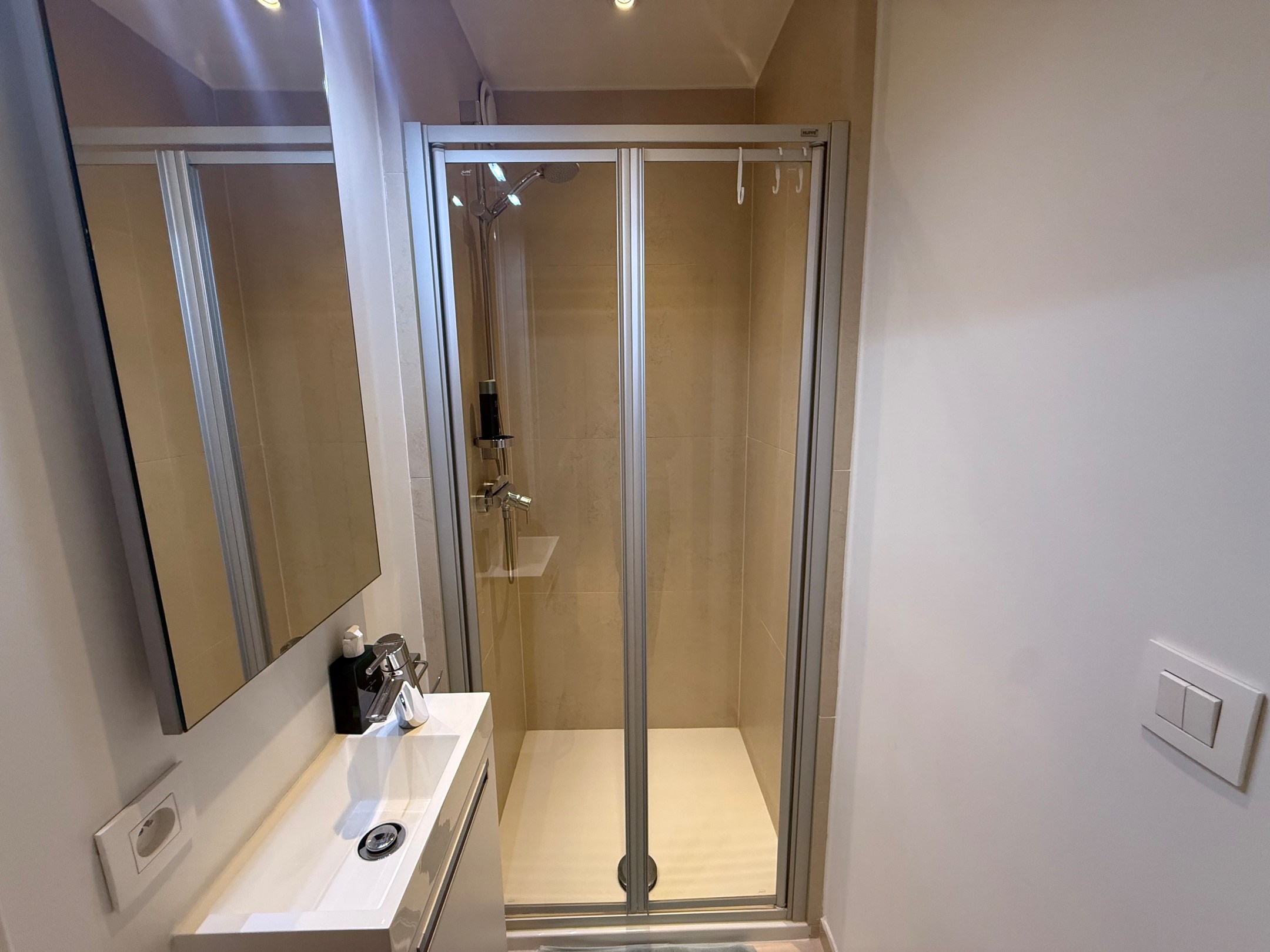 ONGEMEUBELD - Ruim appartement (3 slaapkamers) met een PRACHTIG ZICHT op het groen en de villa's, in het Zoute. KAN OP VENNOOTSCHAP GEHUURD WORDEN. 