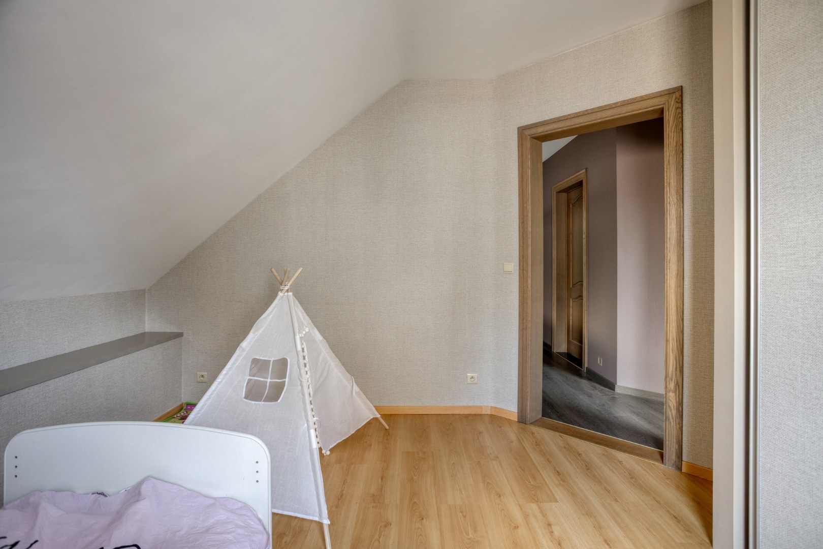 Slaapkamer 2 met doorgang nachthal