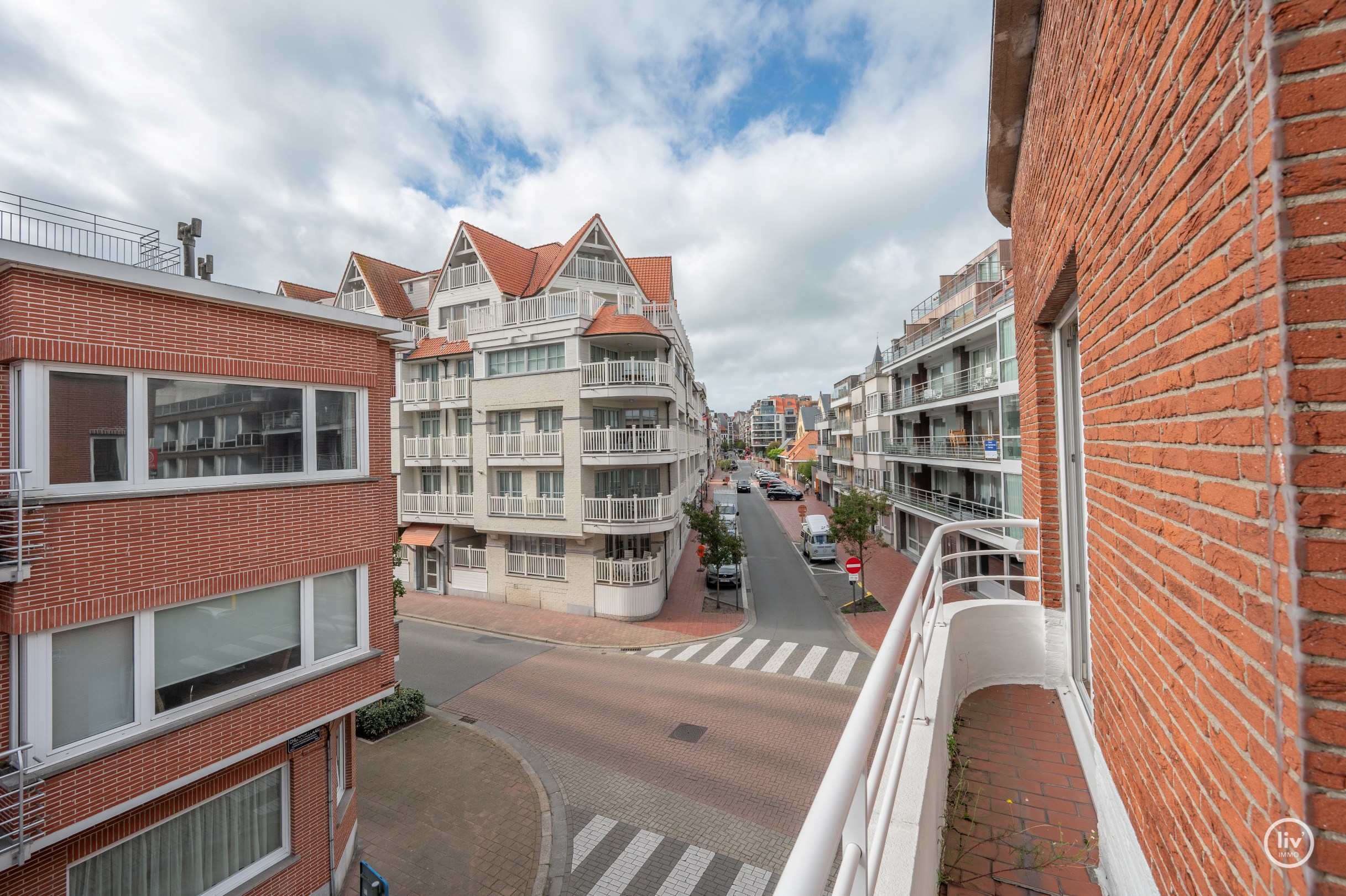 L'appartement d'angle est idéalement situé sur la Zoutelaan à Knokke, à proximité des magasins, de la plage et de toutes les commodités. 