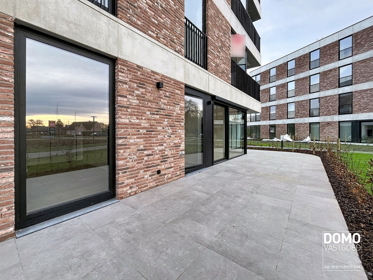 RUIM TWEE SLAAPKAMER APPARTEMENT MET TERRAS, LIFT EN AUTOSTANDPLAATS IN CENTRUM KERMT 