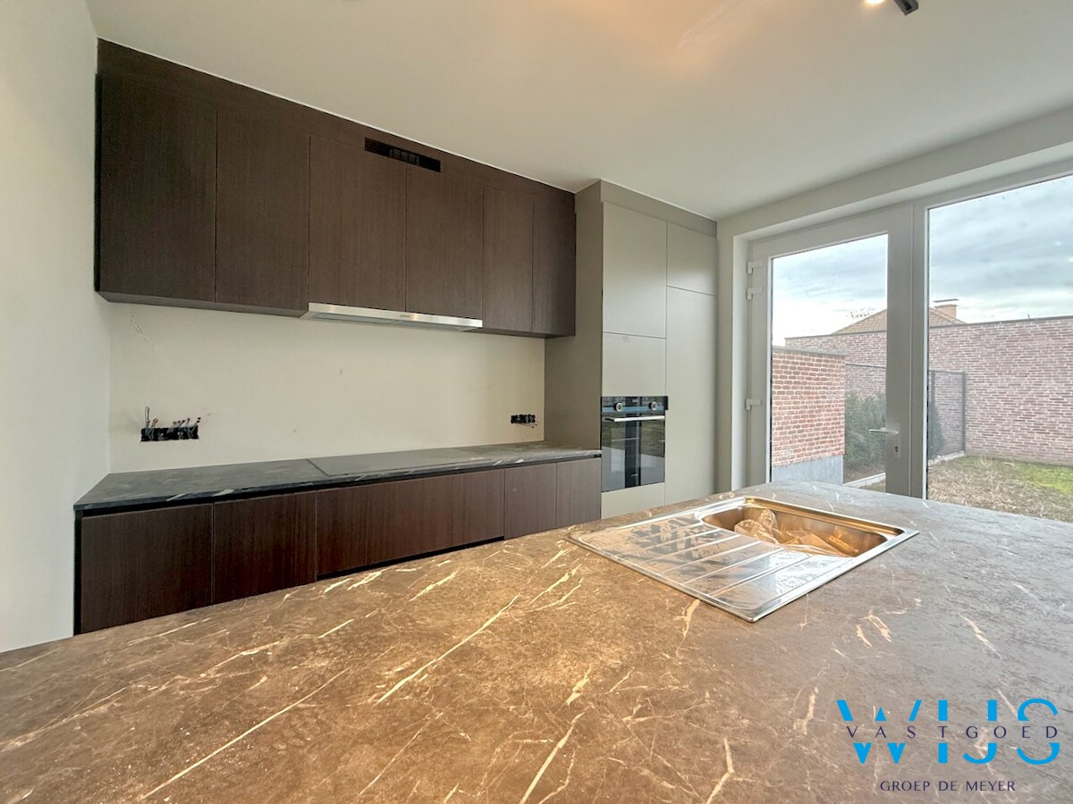 Nieuwbouw met 5 slaapkamers te Oosteeklo ! 