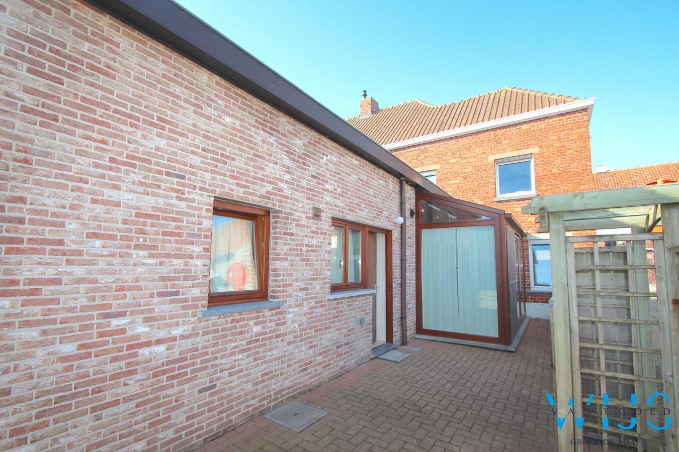 Zeer centraal gelegen en ruime woning met garage te Ertvelde ! 