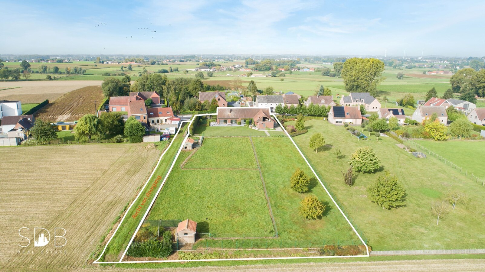 Hedendaagse gezinswoning met aanpalende graslanden en stallen op 5.030m² 