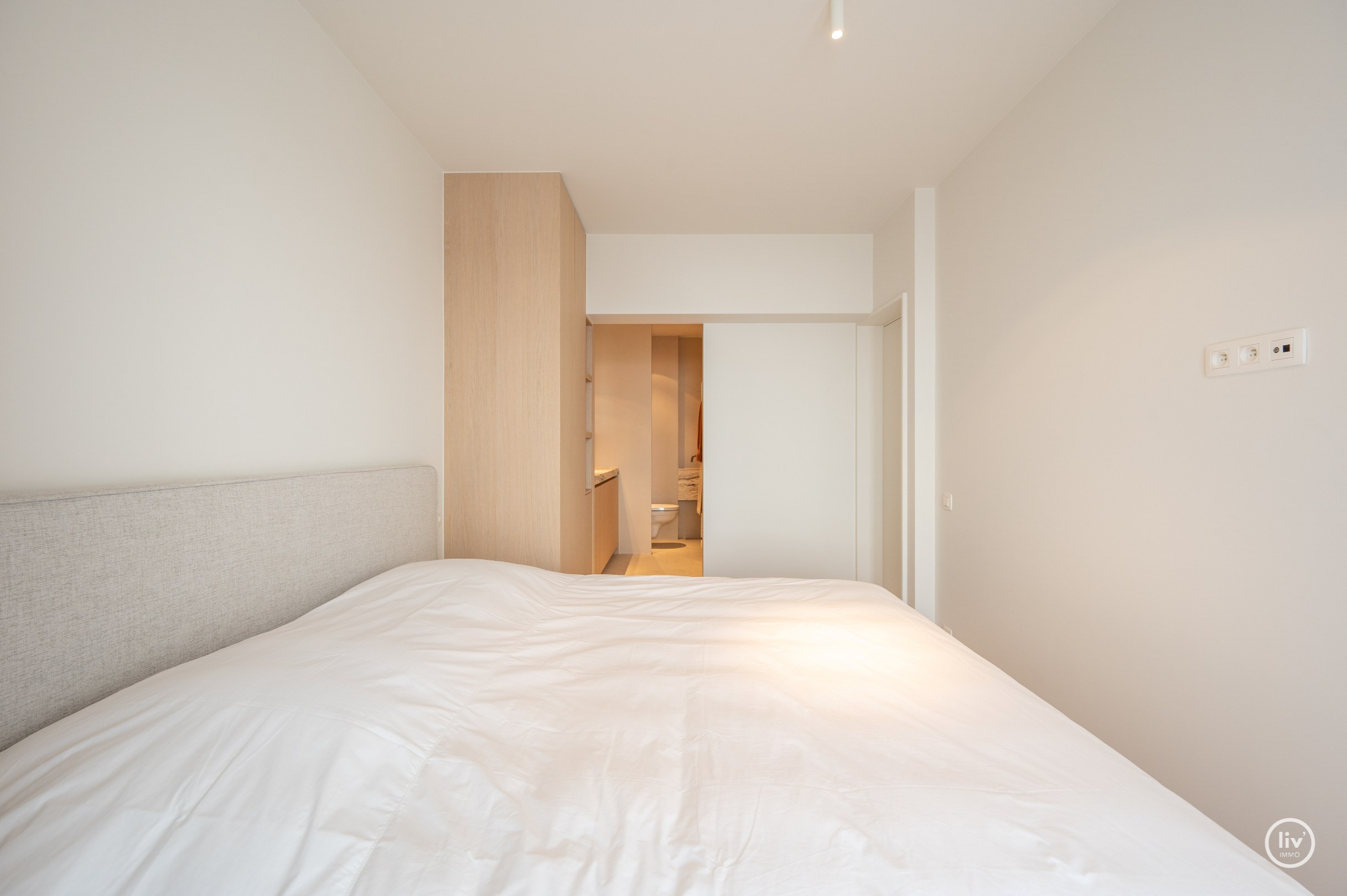 Prachtig gerenoveerd 3 slaapkamerappartement met open zichten gelegen op de Jozef Nellenslaan te Knokke. 