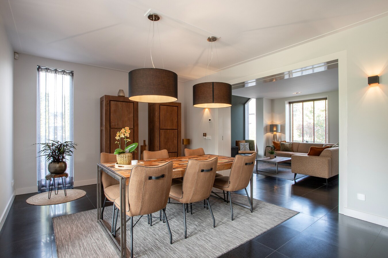 Unieke, onder architectuur gebouwde villawoning met luxe afwerking en prachtig uitzicht op het buitengebied. 