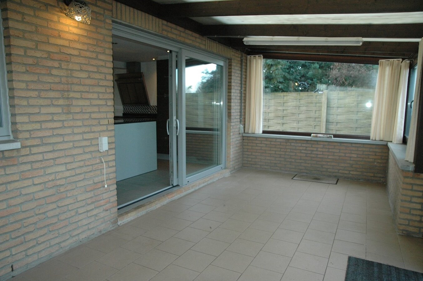Degelijke gezinswoning met achterliggende loods/garage. 