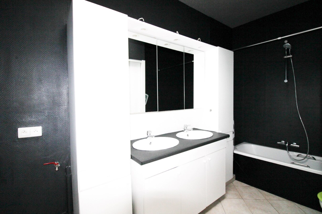 Charmante instapklare woning met 3 ruime slaapkamers en terras in het hartje Sint-Niklaas 