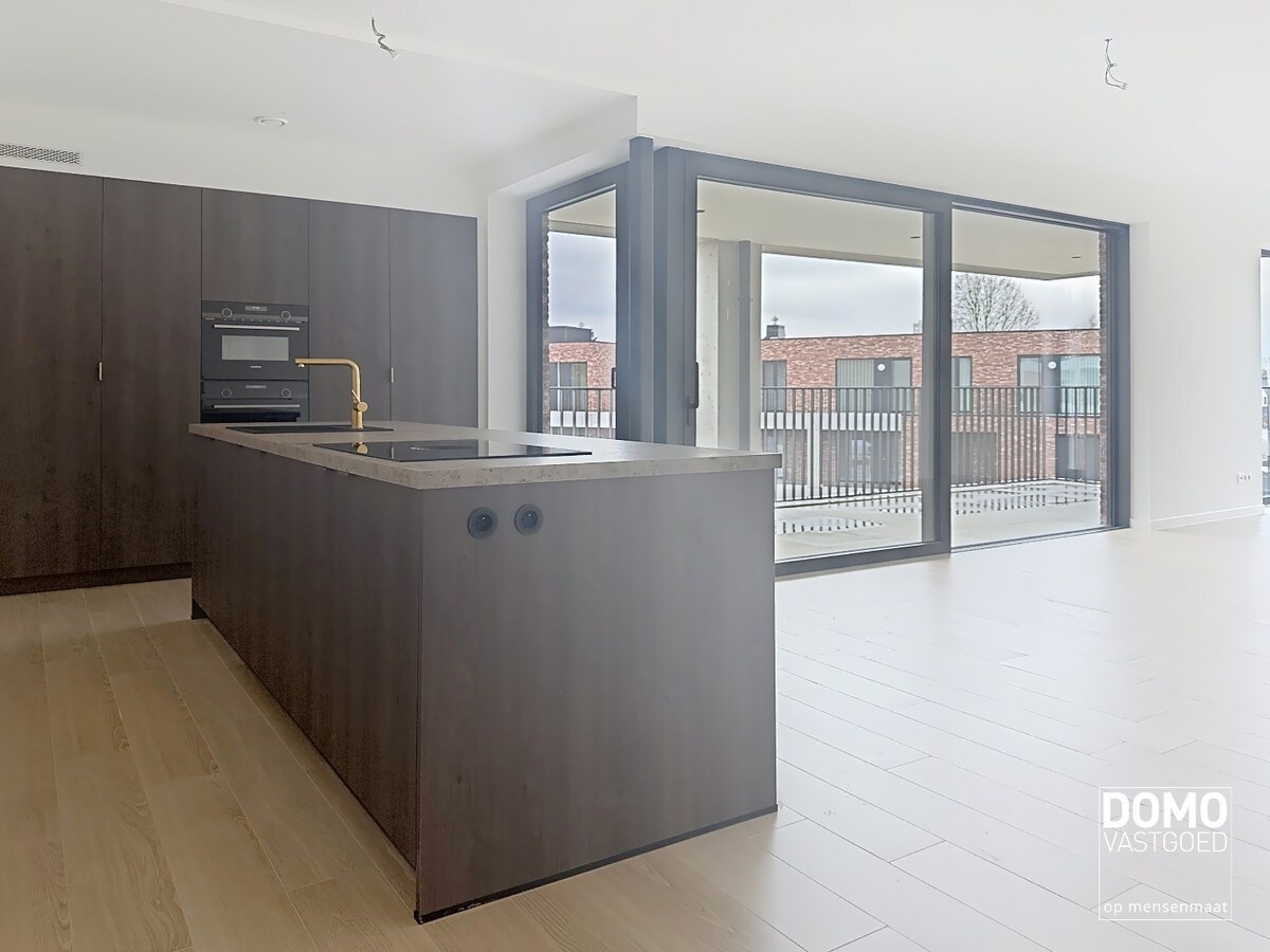 RUIM TWEE SLAAPKAMER APPARTEMENT MET PRACHTIG TERRAS, LIFT EN GARAGEBOX IN CENTRUM KERMT 