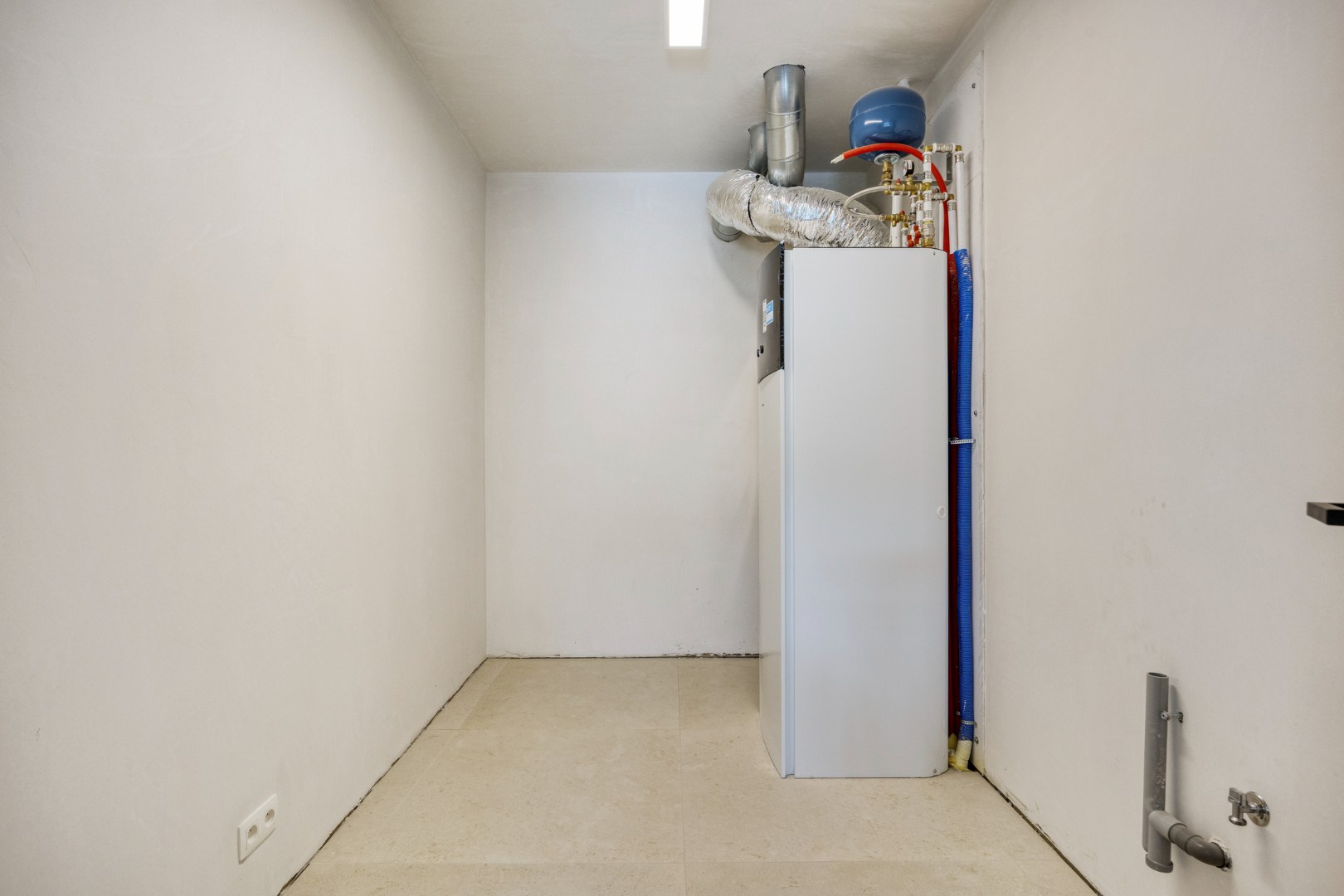 Hoogwaardig afgewerkte nieuwbouwwoning met 4 slpk. in centrum Geel 
