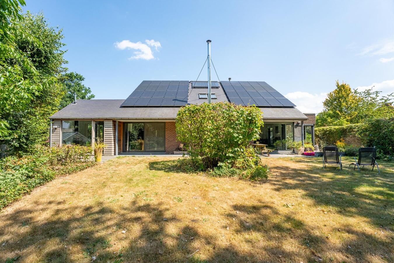 Zéér rustig gelegen woning met 5 slaapkamers en kantoorruimte te Kortemark 