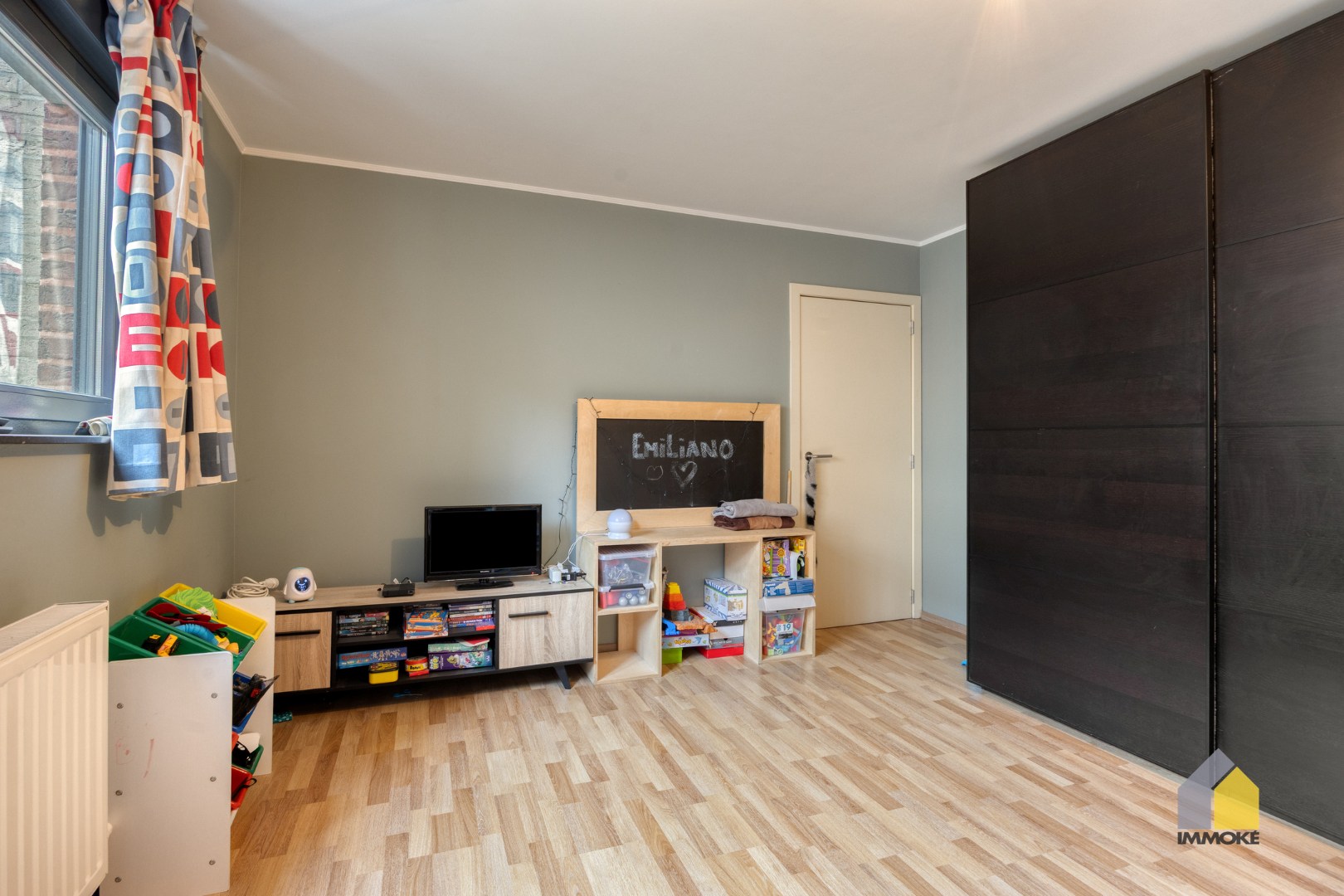 Gelijkvloers appartement (120 m²) met ruime woonkamer, 2 slpks. en terras. 