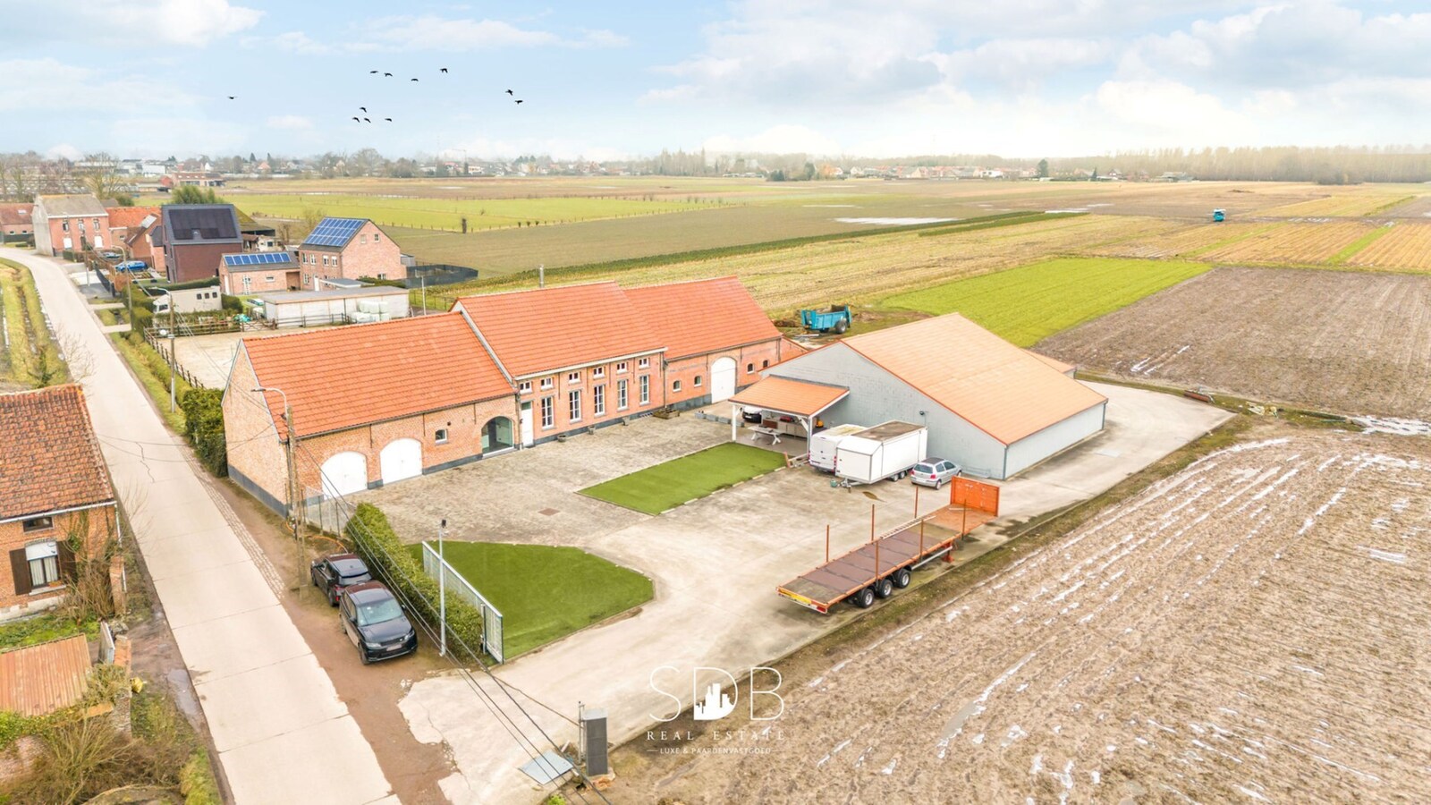 Prachtige villa in hoevestijl met bijgebouwen op 3.973m² 