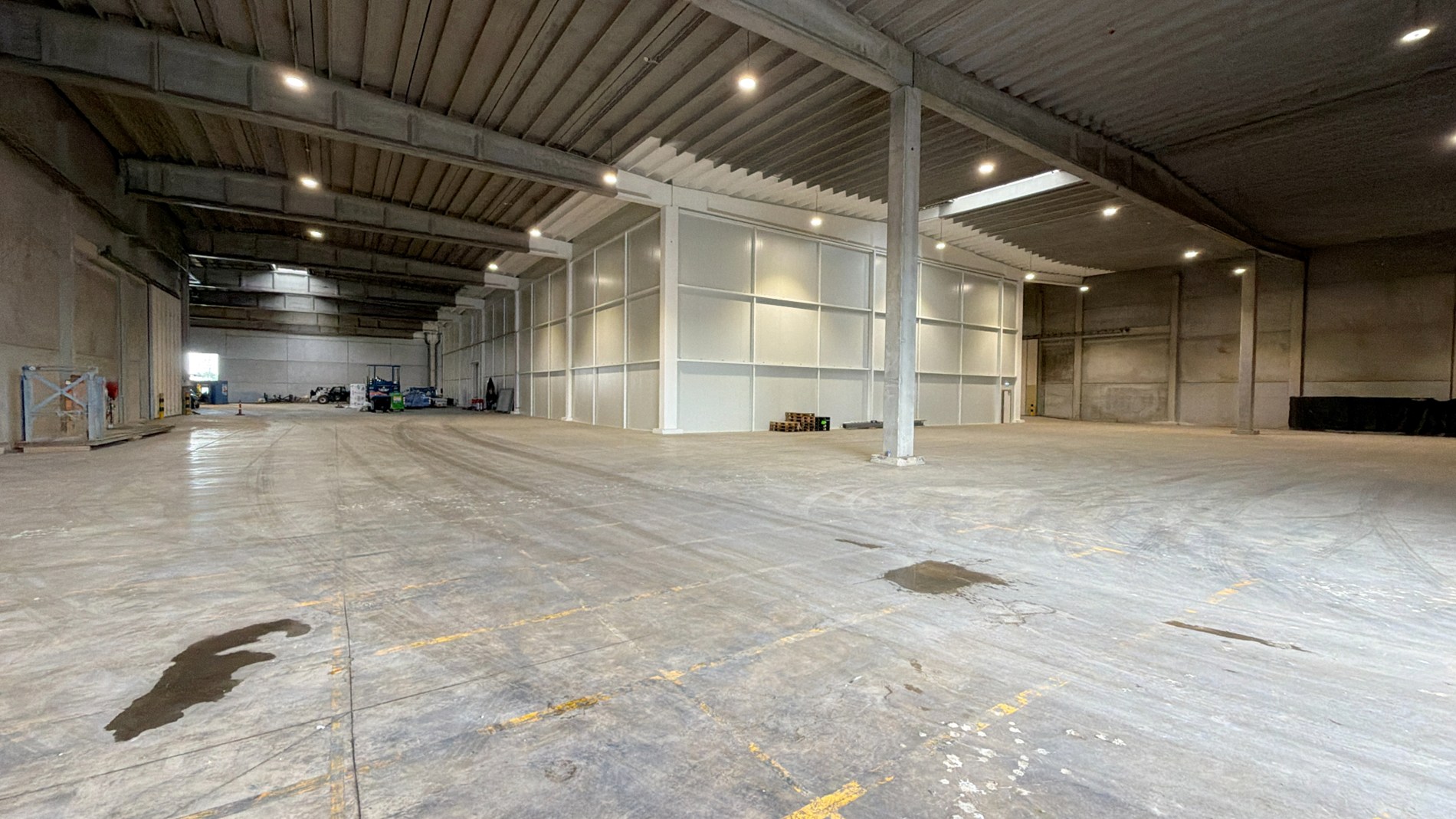 Magazijn met laadkade en nieuwbouw kantoren in haven Antwerpen