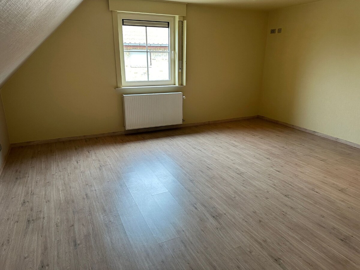 Alleenstaande woning met 3 slaapkamers, 3 garages en veel parkeermogelijkheid! 