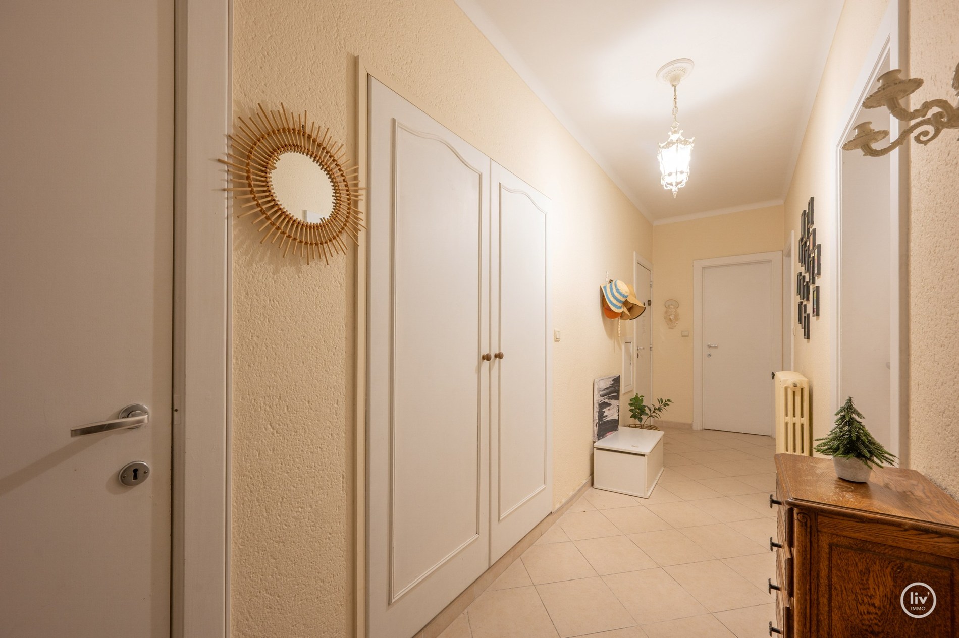 Zonnig HOEKappartement gelegen op de Van bunnenlaan met zicht op de Heilighart kerk te Knokke. 