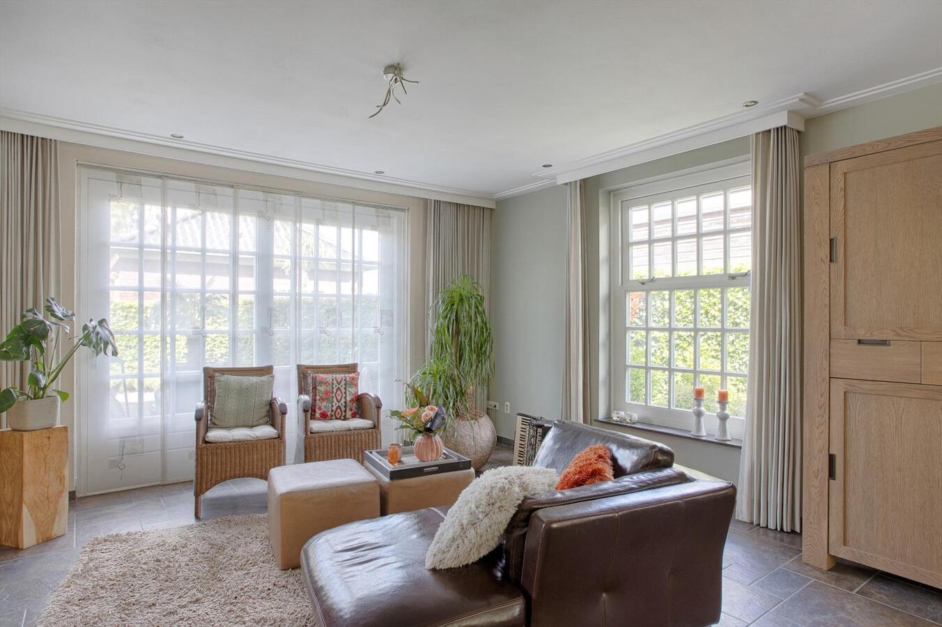 Luxe afgewerkt landhuis met gastenverblijf op een mooie locatie nabij het centrum van Hulsel gelegen op een perceel van 1264 M². 