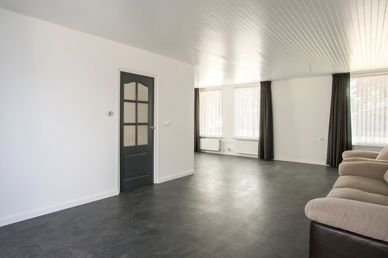 Deze vrijstaande woning met bedrijfsgebouwen staan aan de rand van Reusel tegen het bedrijventerrein. 