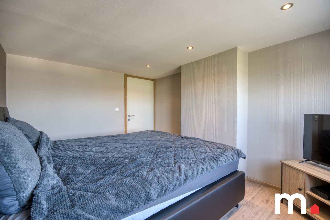 Instapklare woning te Ingelmunster met garage en uitweg achteraan! 