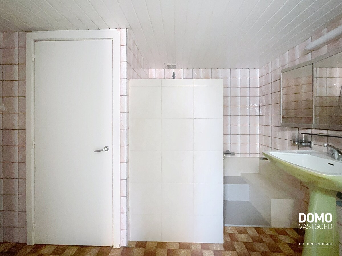 Te renoveren ruime open bebouwing, gelegen te Berbroek. 