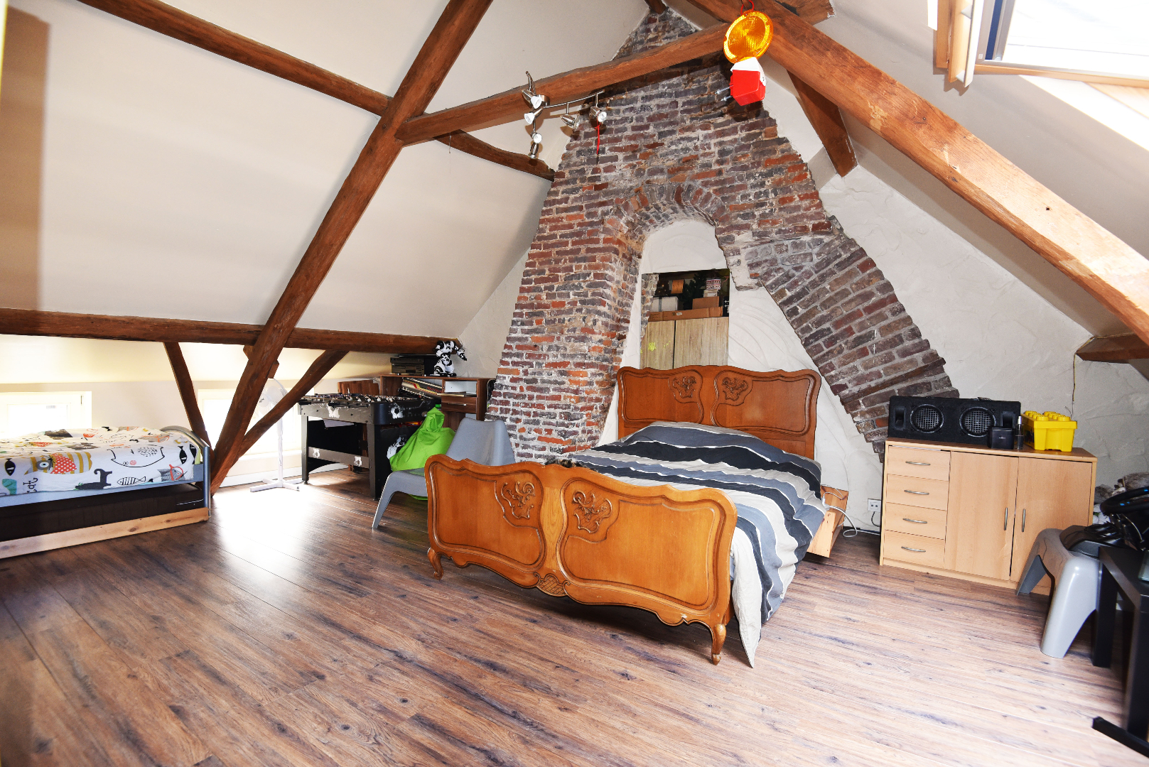 Gerenoveerde rijwoning met 2 slpks te centrum Eeklo 