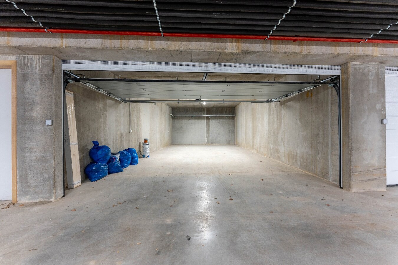 Exclusief verblijf met lift, terrassen en uitzonderlijke volumes in een groene-autovrije verkaveling te Knokke. 