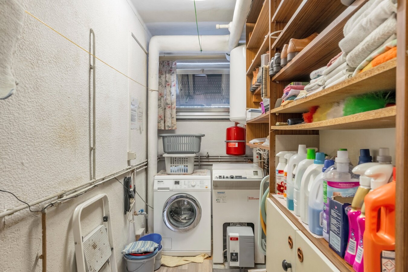 Rustig gelegen gelijkvloerse woning met garage en 3 slaapkamers in Niel-bij-As . 