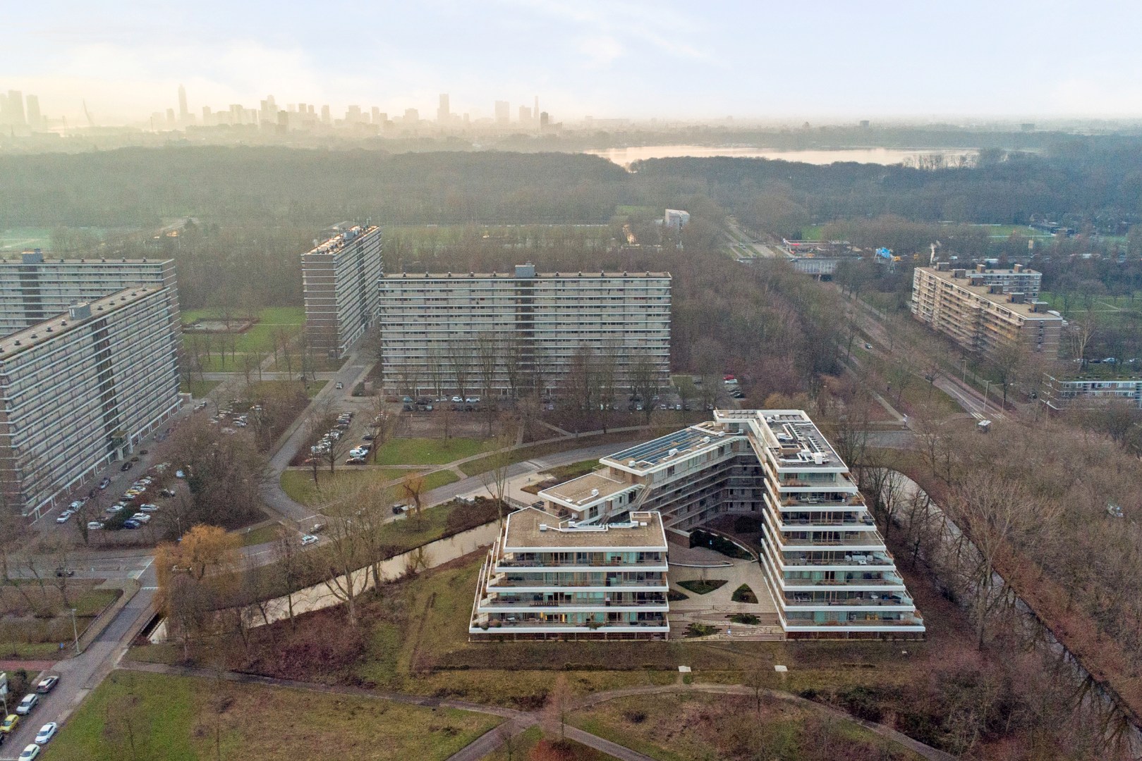 Modern en energiezuinig appartement (A++) met ruim terras op het westen, eigen parkeerplaats, fraaie keuken, badkamer en gelegen op eigen grond. 