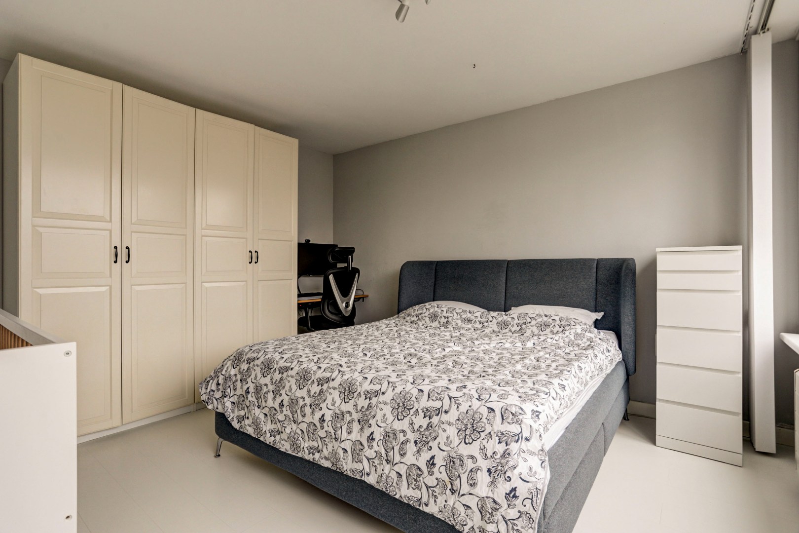 Instapklaar en verzorgd  3-(voorheen 4) kamer hoek- appartement op de tweede verdieping met 2 slaapkamers, 2 balkons, moderne keuken en is gelegen op eigen grond. 