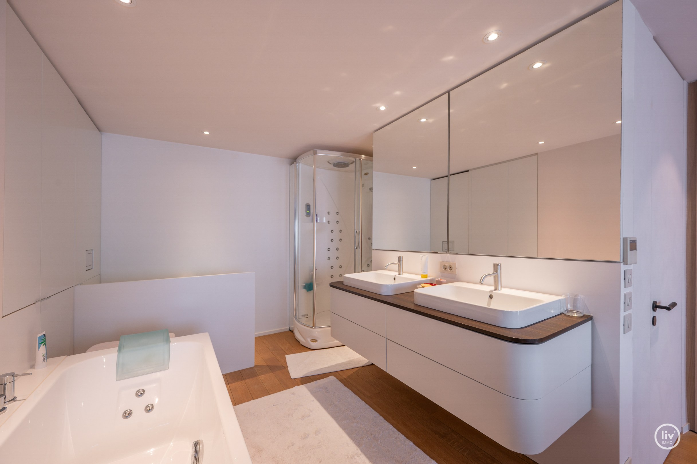 Dit magnifieke duplexappartement combineert uitzonderlijke volumes met adembenemende zichten over zowel de omliggende bossen als de zee. 