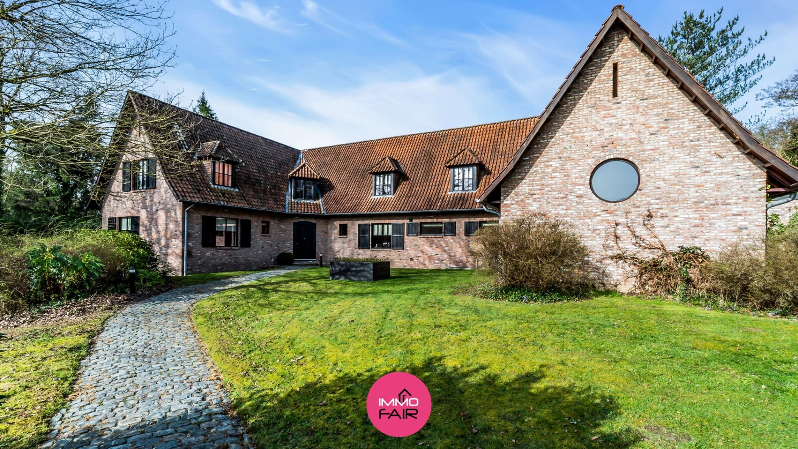 Exclusieve, karaktervolle villa met authentieke elementen in rustige, bosrijke omgeving 